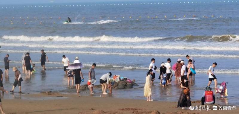 初秋的海边，微风拂面，金沙滩上人潮依旧