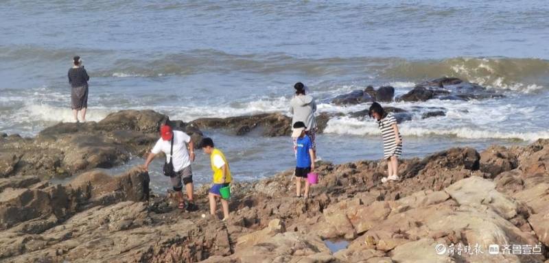 初秋的海边，微风拂面，金沙滩上人潮依旧