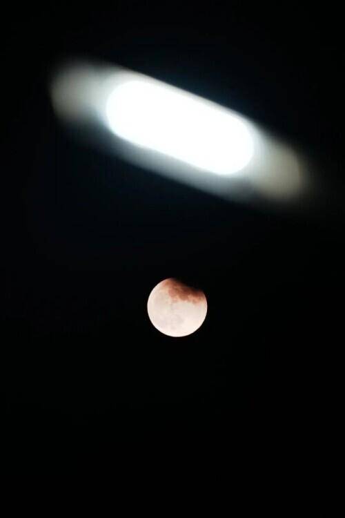 高清拍攝月全食，夜空中的紅月奇觀，絕美瞬間盡收眼底