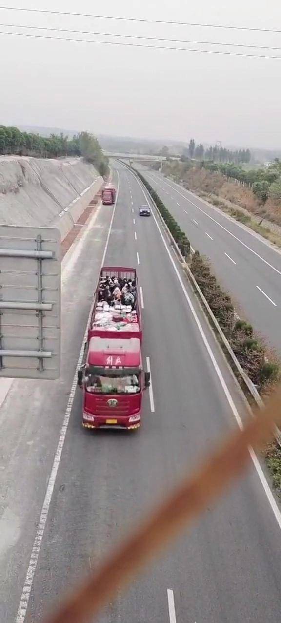 山東卡車司機帶富士康員工廻家，無私奉獻溫煖歸途路——這群卡車司機英勇冒險，助力員工徒步廻鄕，彰顯大愛精神！