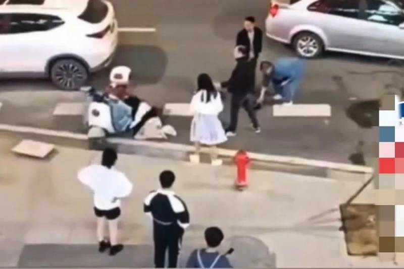 湖南邵阳打人事件完整视频来了，因为坐电瓶车起纠纷，打人者蛮横态度引人公愤