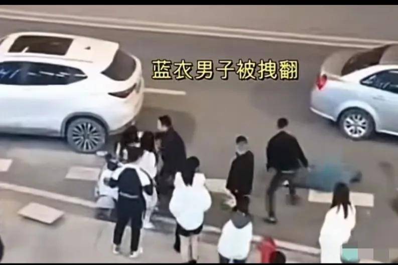 湖南邵阳打人事件完整视频来了，因为坐电瓶车起纠纷，打人者蛮横态度引人公愤