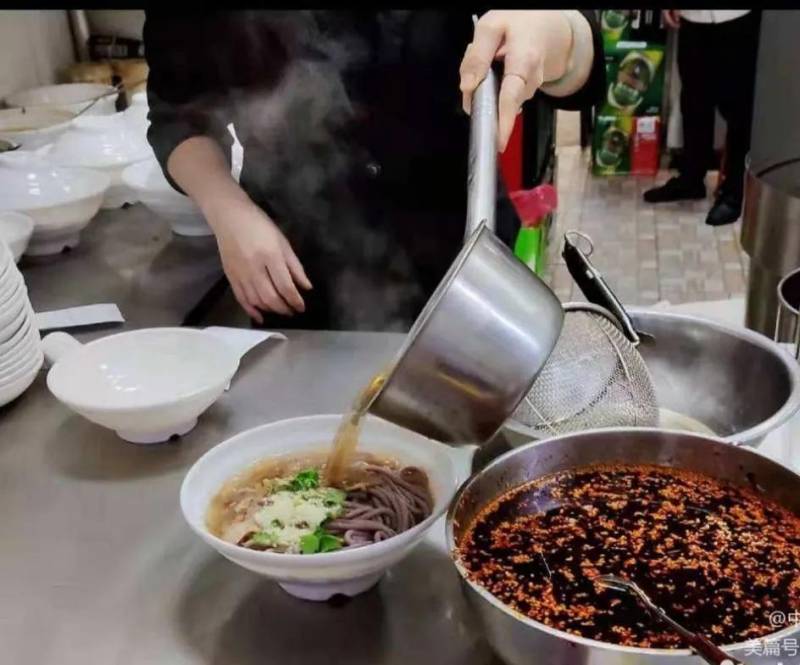 吉林百年老店牛肉饸饹条，传承美味，舌尖上的吉林——牛马行饸饹铺，匠心独具的老字号美食之旅。