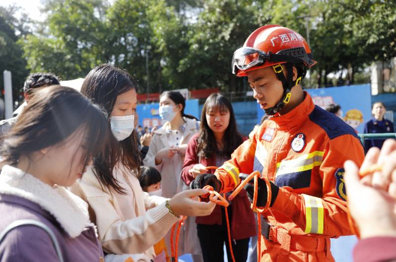 930紫悦，霸气女子骑电动车冲电梯，竟遭紫悦犀利狠批！拉线充电也要有个度？