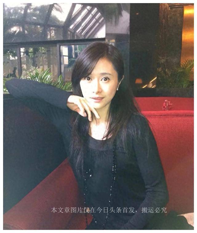 门徒何美钿水中嬉戏，甜美容颜下的曼妙身姿，原来风采是如此出众，真是一见难忘的魅力！