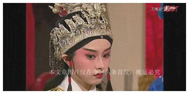 门徒何美钿水中嬉戏，甜美容颜下的曼妙身姿，原来风采是如此出众，真是一见难忘的魅力！