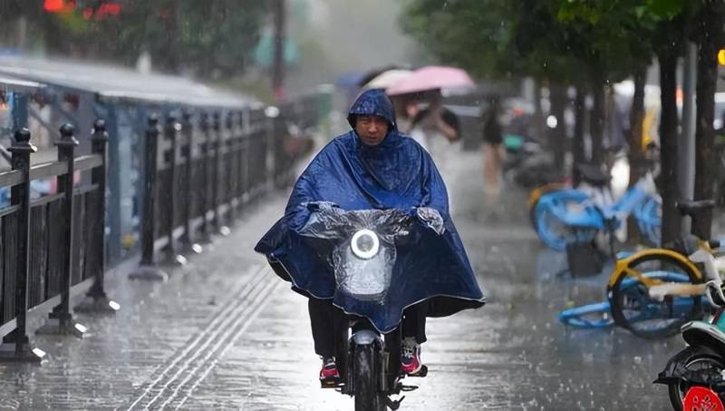 广州遭遇极端天气，多地遭遇鸡蛋大小冰雹，天空现罕见火光，龙卷风引发关注