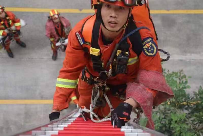茂名消防員楊炳，火場勇猛無畏，訓練中全力以赴