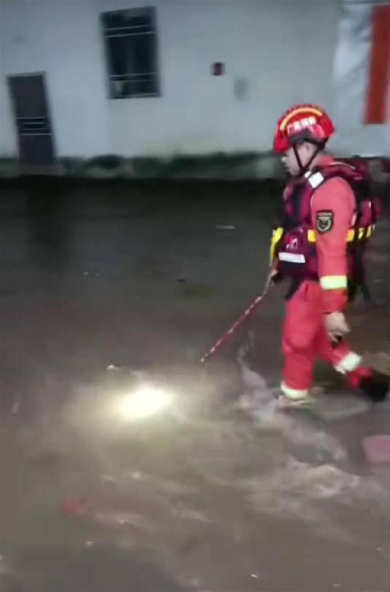 廣東陸豐遭遇強降雨引發多地積水，一對男女不幸被水流沖走，幸得群衆援助男子成功獲救