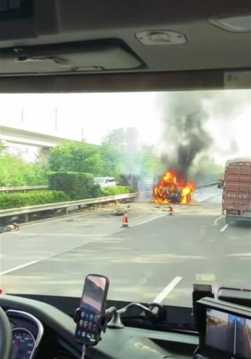 新购问界M7高速追尾养护车不幸起火，造成人员伤亡 车企积极回应，专项小组助力交警调查