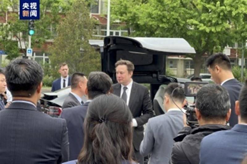 馬斯尅訪問北京，表示未來汽車將全麪電動化
