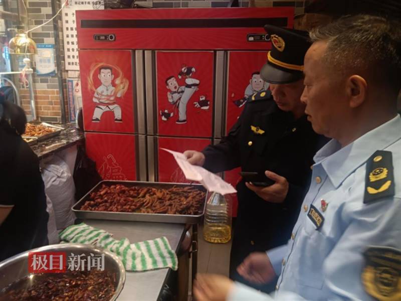 武昌城管对无证烤鸭店采取措施，要求气站停止供气