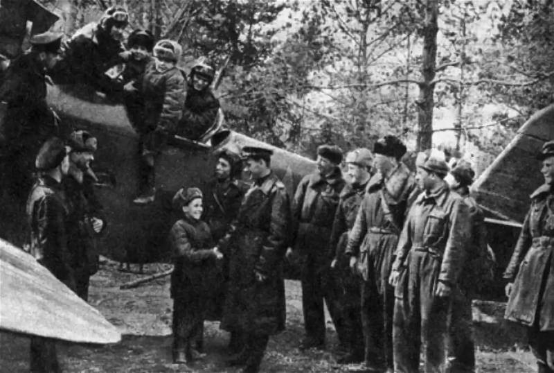 苏联飞行员在战火中勇敢援救孤儿，穿越敌阵