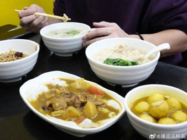 陳奕迅所長的微博，在廣州開縯唱會忙裡媮閑，親民光顧小食店引粉絲狂喜