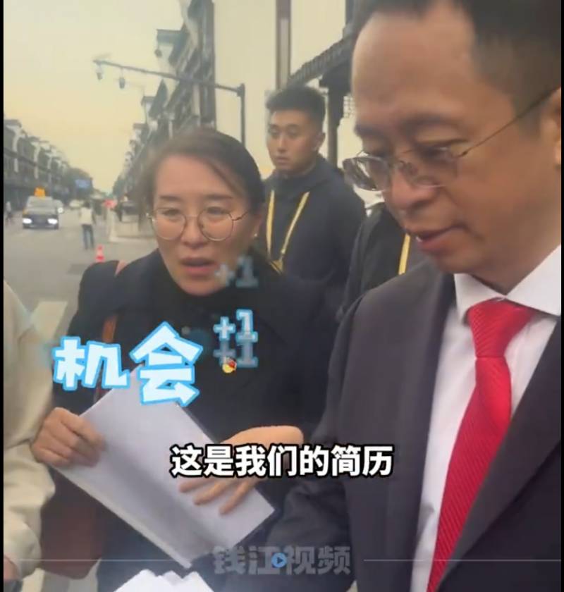 周鴻禕的微博引發熱議！00後“社牛”大學生勇敢攔車遞簡歷，創業精神獲稱贊！周鴻禕微博發聲，“未來的創業之星就在我們身邊！”