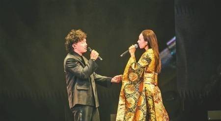陈奕迅终于亮相《我是歌手》声音太有魅力，深情演绎惊艳四座，观众感叹，香港乐坛的实力派歌神归来！