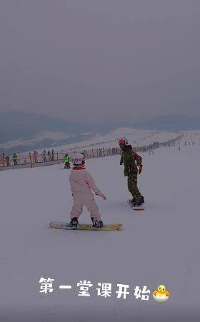 甜馨被培养的太优秀了，李小璐携女滑雪，甜馨展现惊人运动天赋，一学就会，网友点赞，确是才貌双全的小女神！