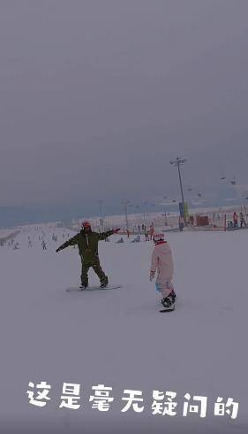 甜馨被培养的太优秀了，李小璐携女滑雪，甜馨展现惊人运动天赋，一学就会，网友点赞，确是才貌双全的小女神！