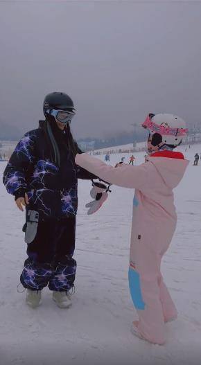 甜馨被培養的太優秀了，李小璐攜女滑雪，甜馨展現驚人運動天賦，一學就會，網友點贊，確是才貌雙全的小女神！