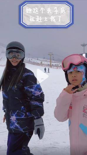 甜馨被培養的太優秀了，李小璐攜女滑雪，甜馨展現驚人運動天賦，一學就會，網友點贊，確是才貌雙全的小女神！