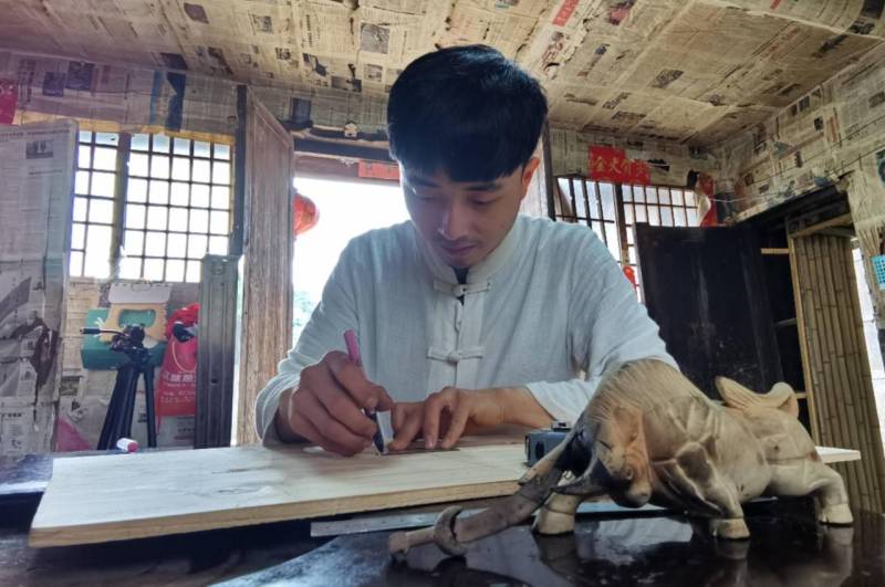 中国硬核木匠用榫卯技术惊艳了2亿外，贵州山村小木匠安旭，靠手工获央视点赞，如今匠心打造“世外桃源”
