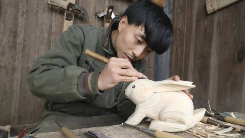 中国硬核木匠用榫卯技术惊艳了2亿外，贵州山村小木匠安旭，靠手工获央视点赞，如今匠心打造“世外桃源”