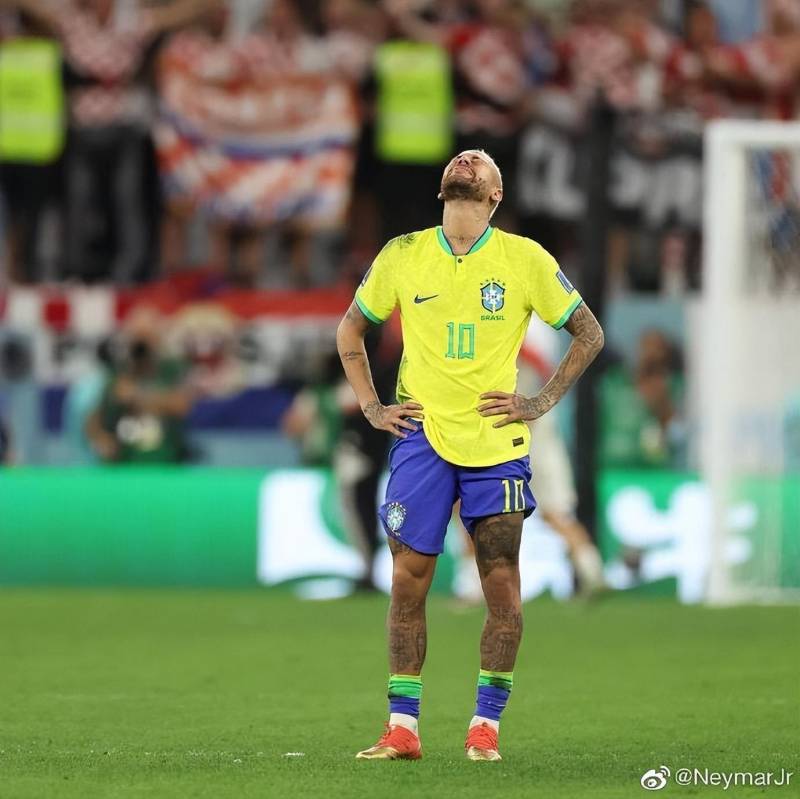 内马尔赛后痛哭，输给克罗地亚止步8强，巴西球星赛场痛哭后发文告别世界杯，自曝心理受创，称这无疑是让我最伤心的一次失败