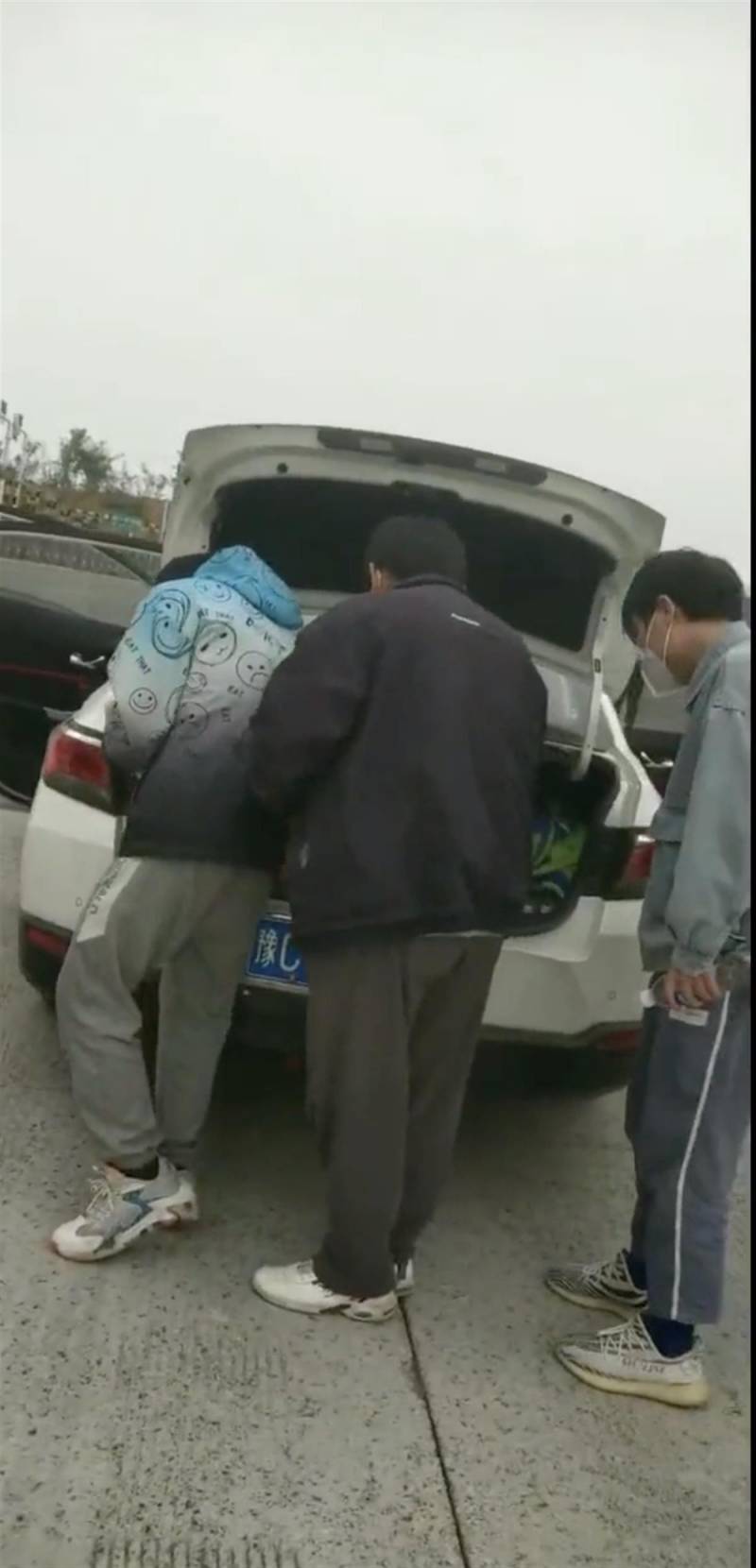 富士康人员千里归家，步行、搭乘货车、爱心顺风车，郑州工人风雨兼程24小时返乡记