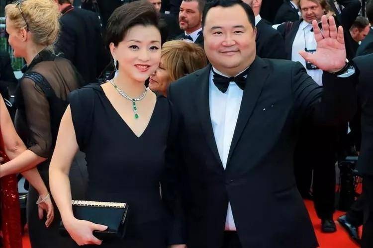 杨澜深度剖析，女人不结婚就不幸福吗？网友热议纷纷，评论区意外翻车成焦点