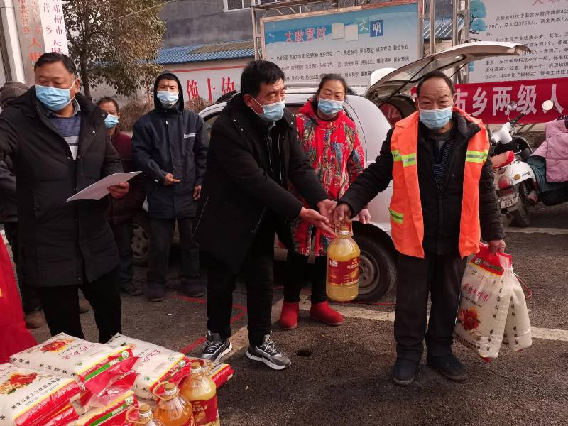 张阳阳z携爱心团队走进山区，关爱孤寡老人助力精准扶贫行动。