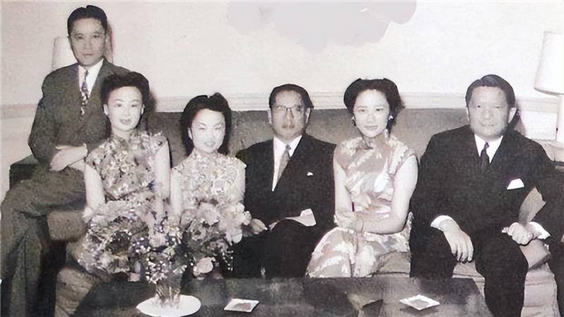 DARLING，从陌生到亲密，第一次见面称叔叔，第二次相见唤哥哥，第三次相拥则羞涩唤Darling。