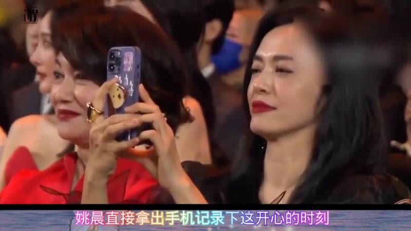 巨星全娱乐的微博视频，微博之夜幕后花絮，胡歌、刘亦菲等明星台下互动，地位彰显风采依旧！
