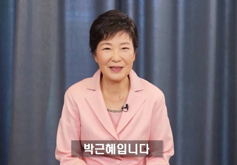朴槿惠的微博发声，“他为我辩护，也陪国民走过艰难！”身着粉色西装亮相，公开支持律师好友竞选市长