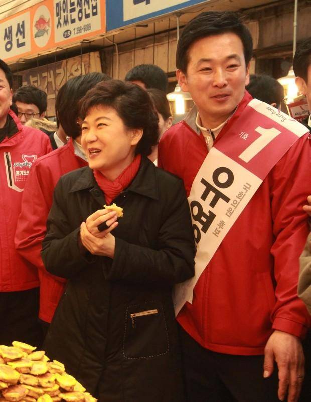朴槿惠的微博发声，“他为我辩护，也陪国民走过艰难！”身着粉色西装亮相，公开支持律师好友竞选市长