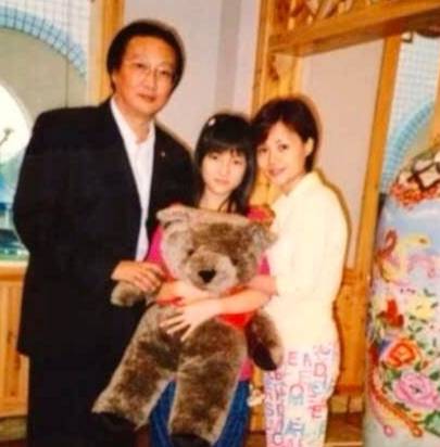 郭美美炫富微博地址曝光，揭秘“炫富名媛”的奢侈生活與背後支持她的土豪乾爹們