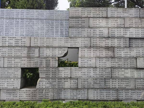 南京大屠杀幸存者仅剩36人，铭记历史，缅怀逝者清明悼念仪式举行 */