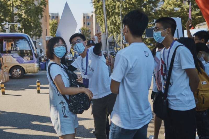 清华北大30名学霸齐聚一堂，顶级“学神”阵容曝光，各省状元云集，人才辈出令人惊叹，性别比例均衡展现教育公平成果。