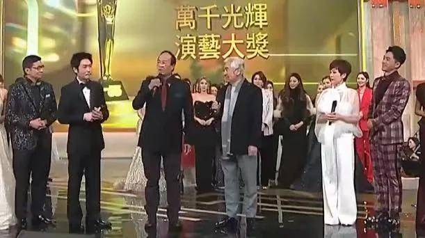 钟嘉欣《伤城记》感动全场，TVB颁奖礼上风光无限，奖项归属悬念迭起，观众焦点却在钟嘉欣魅力演绎。