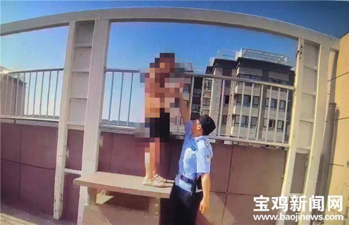 4秒分了解，紧急时刻，南京鼓楼民警机智挽救跳桥男子