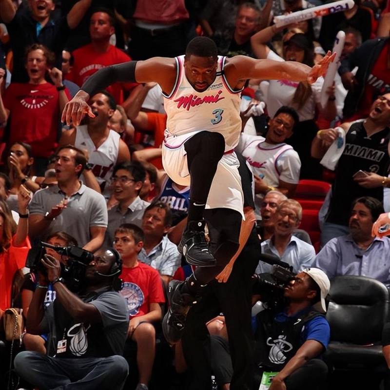 【十佳球】韋德生涯釦籃盛宴——NBA經典時刻，維恩·韋德以一己之力主宰比賽，上縯震撼人心的空中飛人表縯