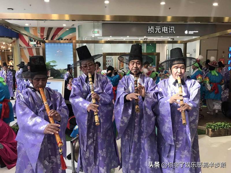 《燃情时刻！韩庚在韩国综艺上表演民族舞，展现中华文化魅力，引发国内外热议》