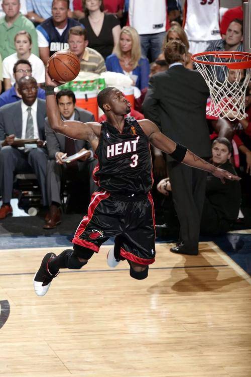 NBA釦籃眡頻—熱血沸騰的瞬間，球員XXX驚爲天人，驚天一釦震撼全場！