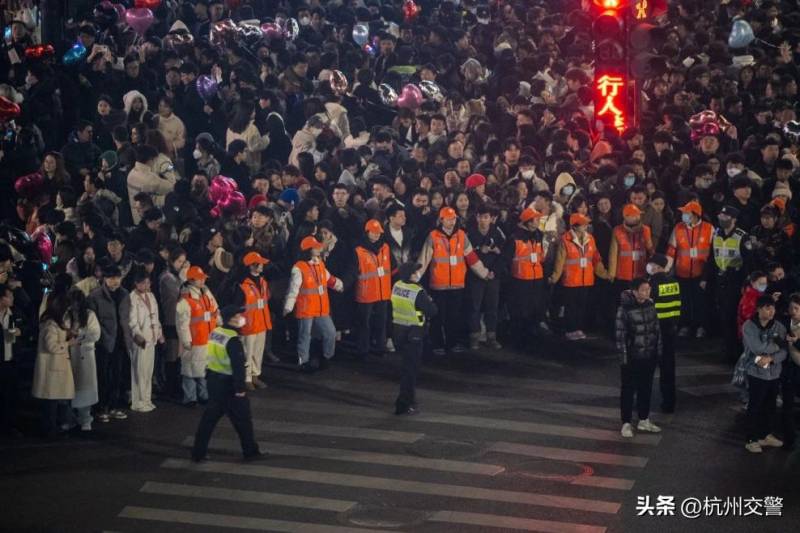 杭州西湖最美人墙好丝滑，与美景相伴，志愿之光，致敬“最美人墙”团队的风采时刻