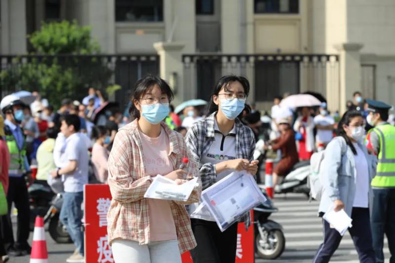 一个村考出300多大学生6个北大，背后故事催人奋进，网友，为奋斗的青春点赞！