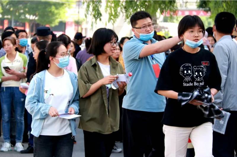 一个村考出300多大学生6个北大，背后故事催人奋进，网友，为奋斗的青春点赞！