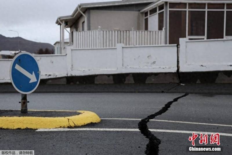 冰島頻繁地震導致大地出現裂痕，地質學家警示自然災害風險加劇，政府宣佈進入緊急狀態
