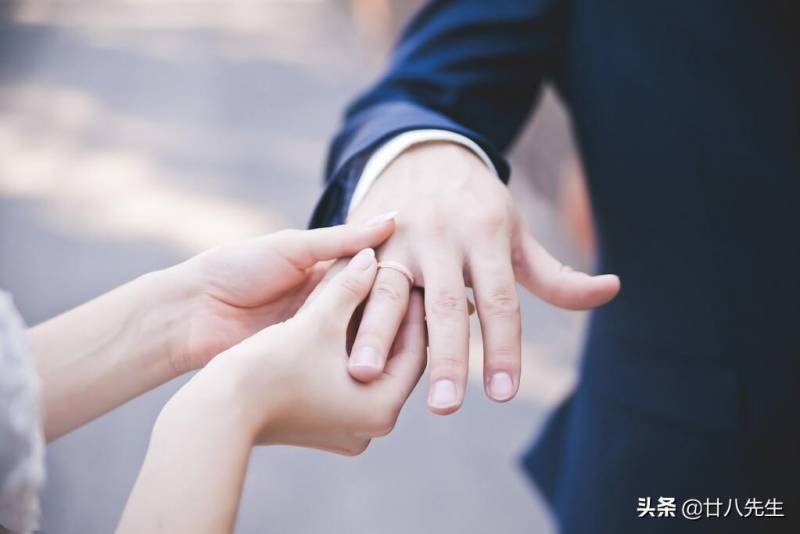 女人结婚七次，每一次都是真爱？探寻现代爱情观下的无原则付出