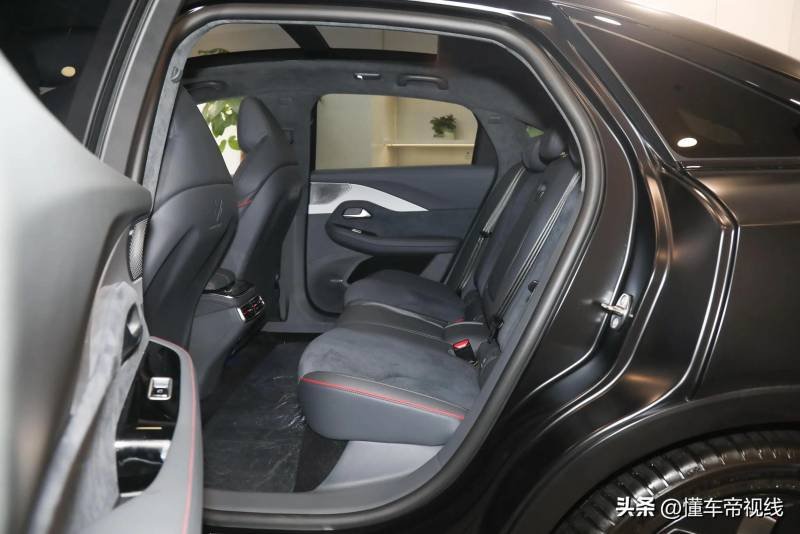 极狐阿尔法S先行版，搭载华为ADS 2.0，后驱款闪耀2024北京车展，引领智能驾驶新潮流
