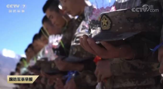 陳祥榕張開雙臂，守望疆土永垂不朽——祭奠英烈！在康西瓦烈士陵園，戰友們深情剝好橘子敬獻於墓碑前致敬英雄陳祥榕烈士。