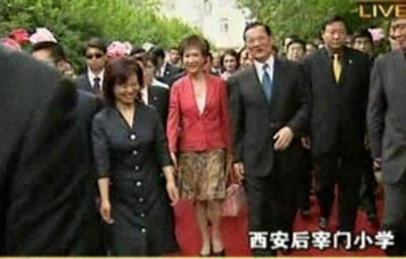 2005年4月连战访问大陆，促进两岸关系发展，自称堂堂正正中国人，西安母校欢迎节目展现民族情感引热议